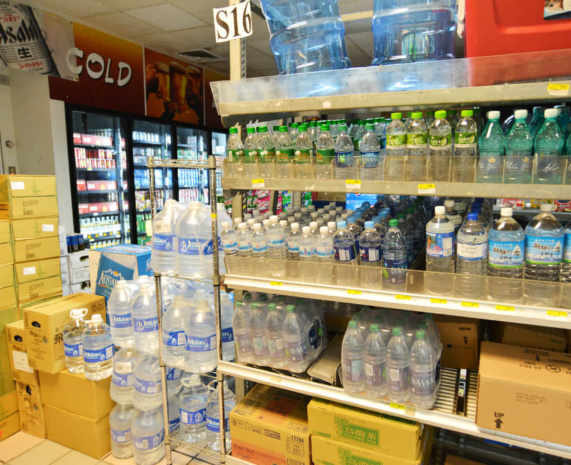 2016パラオの量販店で備蓄される水